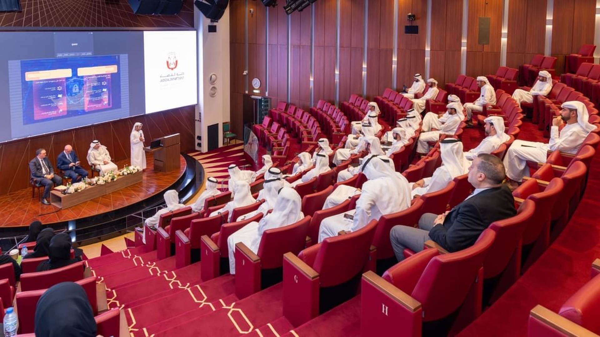 "قضاء أبوظبي" تستعرض التطورات التشريعية المتخصصة في مكافحة الاتجار بالبشر